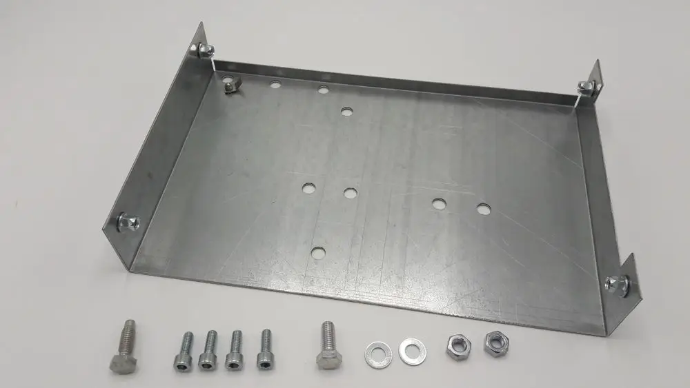 Metallhalterung mit vier Befestigungswinkeln und mehreren Löchern für Schrauben. Zubehörteile wie Schrauben, Unterlegscheiben und Muttern liegen daneben. Produkt von Remeha.